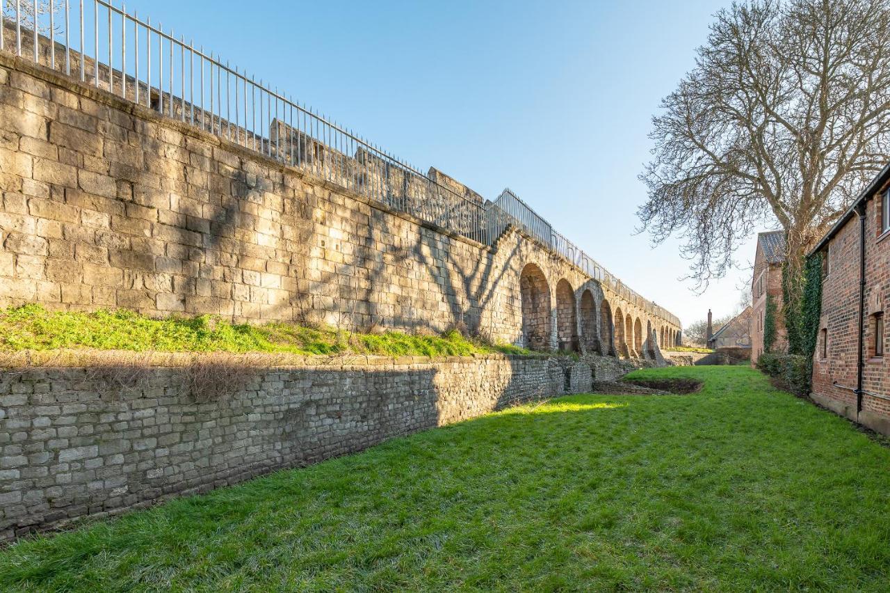 Roman Walls View ヨーク エクステリア 写真